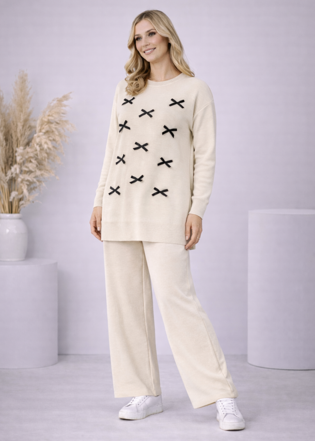 4200 طقم تريكو بكلة - Ecru