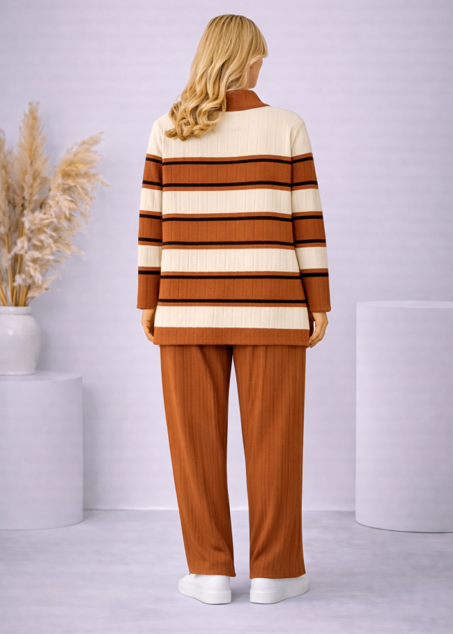 4204 طقم تريكو مخطط لونين  - tan