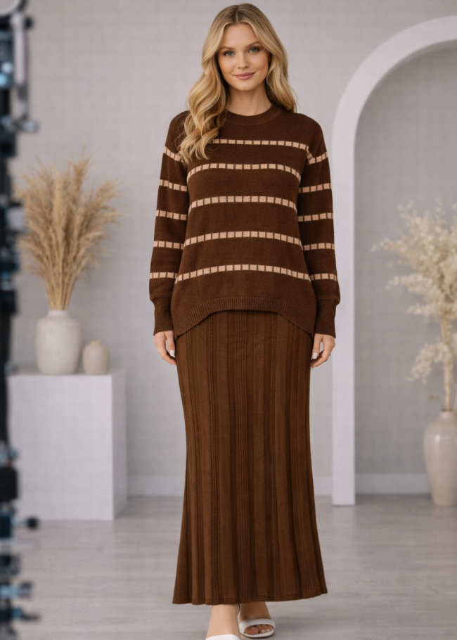 4211 فستان تريكو مربعات ياقة مدورة  - بني