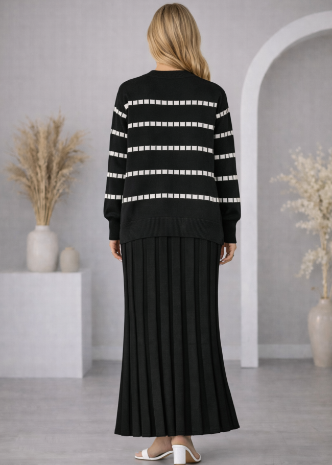 4211 فستان تريكو مربعات ياقة مدورة  - اسود