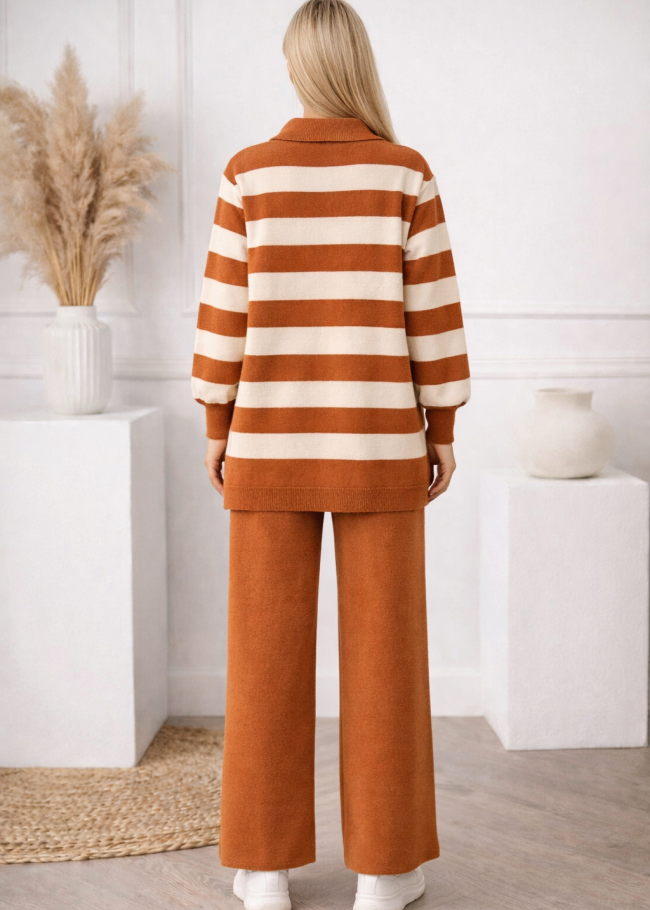 4212 طقم تريكو مخطط سحاب  - عسلي