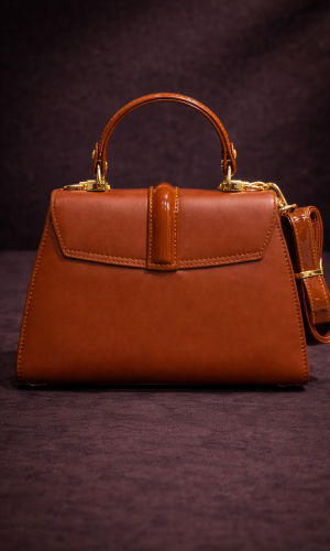 Elegante Handtasche mit langem Lederriemen 990 - Cognac