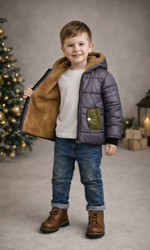 Rote Jungen-Regenjacke mit Fellfutter und schwarzen Akzenten 5004 - Grau