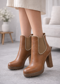 بوت نسائي كعب عالي جلد صناعي فاخر مزين باللؤلؤ 6300 - عسلي